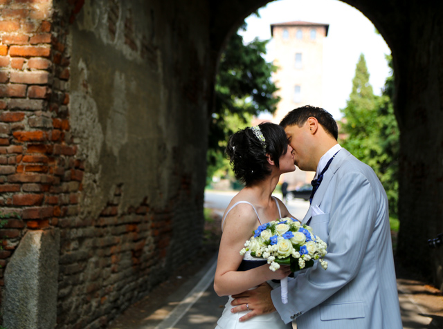 foto matrimonio Castello di Mirazzano Peschiera Borromeo, bacio sposi