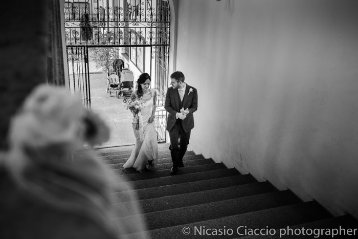 ingresso su scale sposi, foto in BN