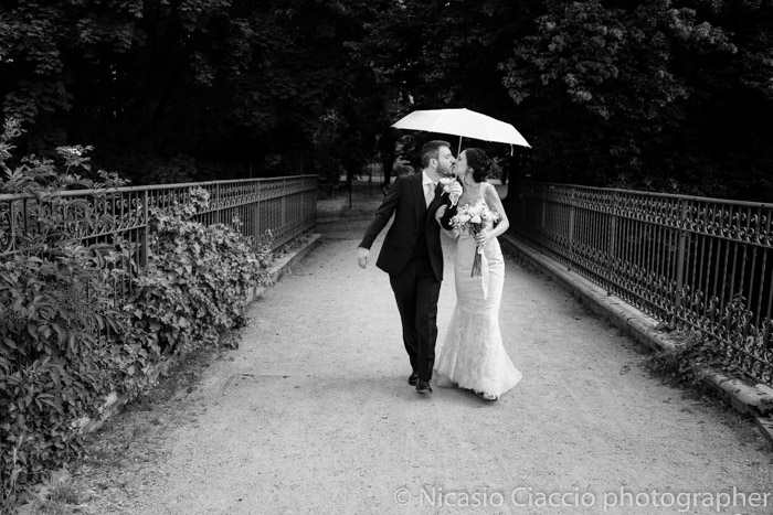 sposi sotto l'ombrello