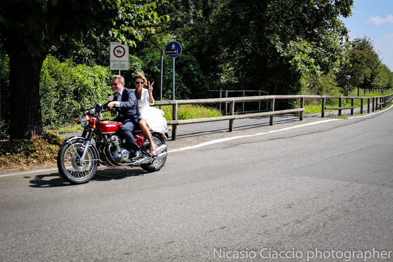 Arrivo sposa in moto, fotografo matrimonio milano