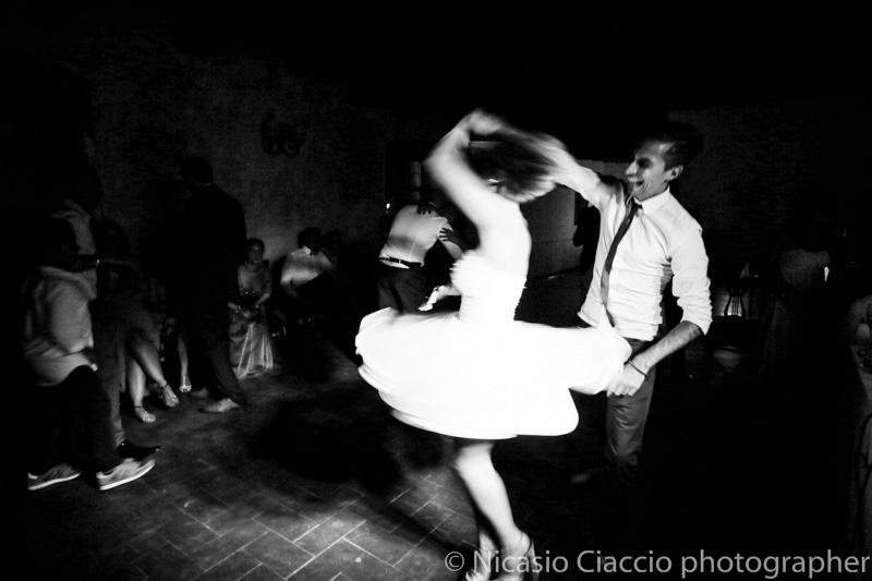 danze finali sposa presso Antico Borgo della Certosa. fotografo matrimonio pavia