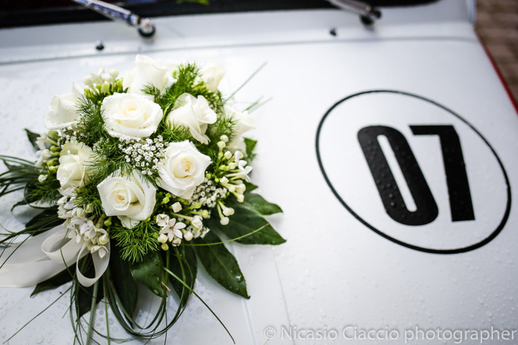Reportage di matrimonio in Alta Val Badia, particolare decorazione auto 