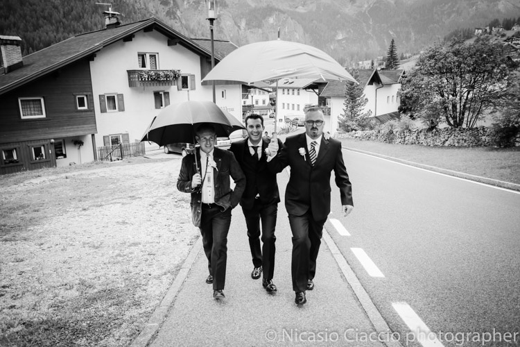 Matrimonio e se piove? sposo con ombrello, arrivo sotto la pioggia, alta badia, Colfosco. Matrimonio sotto la pioggia