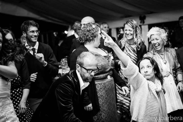 balli amici Reportage di matrimonio Alta Val Badia - Fotografo Trentino
