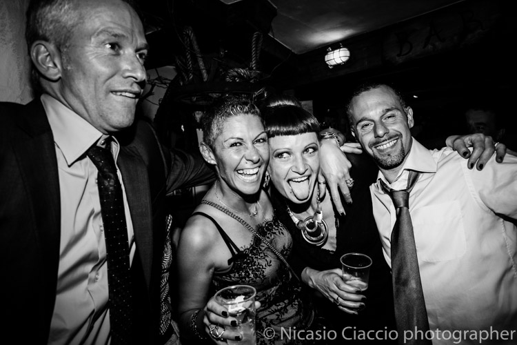 Amici si divertono durente matrimonio Alta Val Badia - Fotografo reportage di matrimonio Trentino