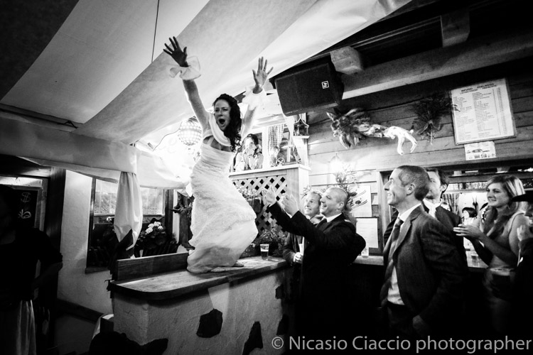 sposa balla sui tavoli Reportage di matrimonio Alta Val Badia - Fotografo Trentino