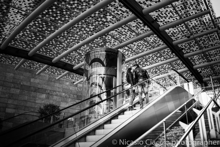 fotografia coppia di innamorati scale mobili piazza Gae Aulenti di milano