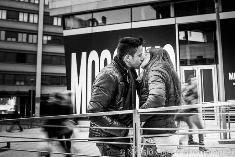 Il bacio engagement milano - Servizio fotografico di coppia per innamorati 
