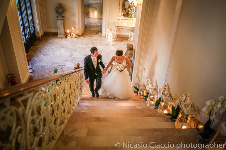 foto matrimonio villa acquaroli sposi salgono scala