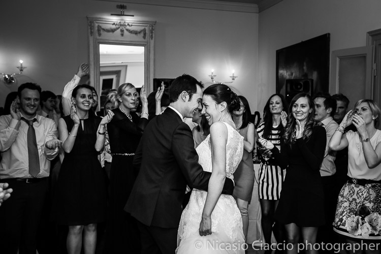 Foto Matrimonio Villa Acquaroli sposi ballano foto in bianco e nero