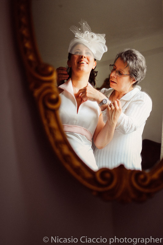 foto dettaglio riflesso sposa durante la preparazione matrimonio-Milano-003