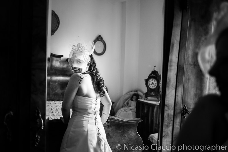 foto sposa che si guarda allo specchio-matrimonio-Milano-004