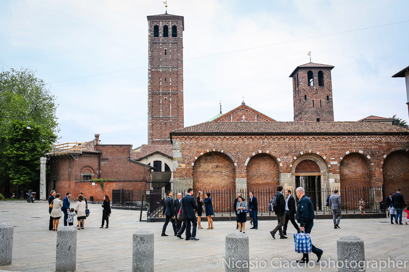 foto invitati all'esterno della basilica di Sant'Ambrogio-matrimonio-Milano-007