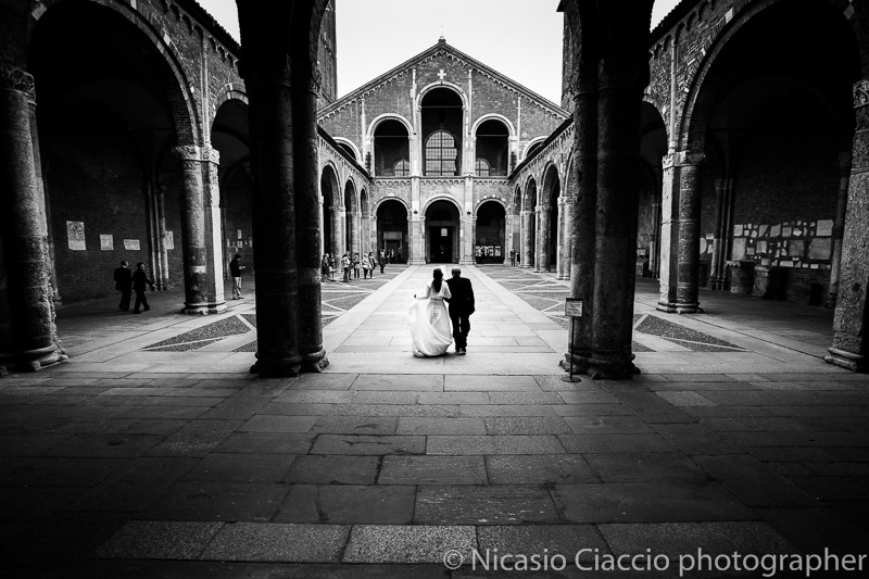 Foto Matrimonio Sant Ambrogio Milano fotografo sposa che si avvia verso all'altere