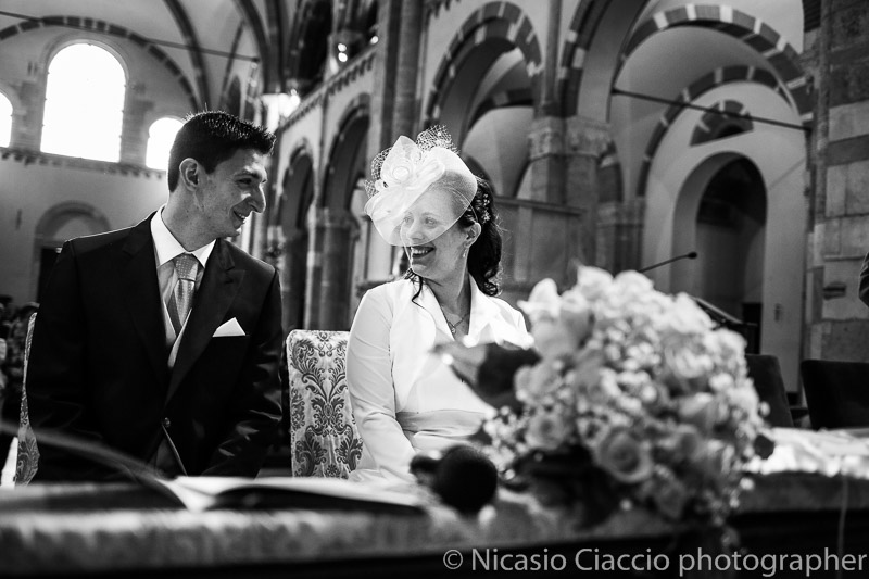foto sorrisi sposi all'interno della basilica di sant'ambrogio-matrimonio-Milano-011