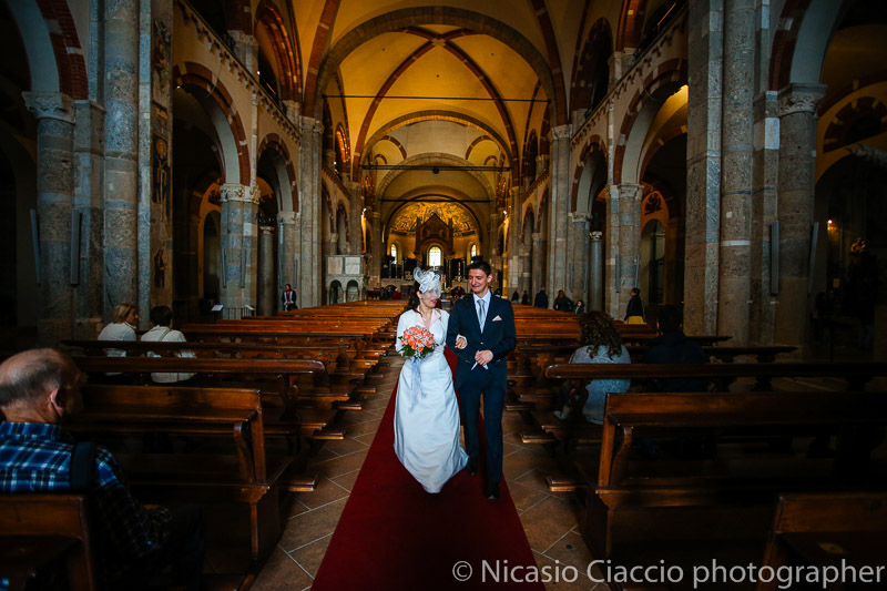 foto uscita sposi dalla basilica di sant Ambrogio-matrimonio-Milano-013