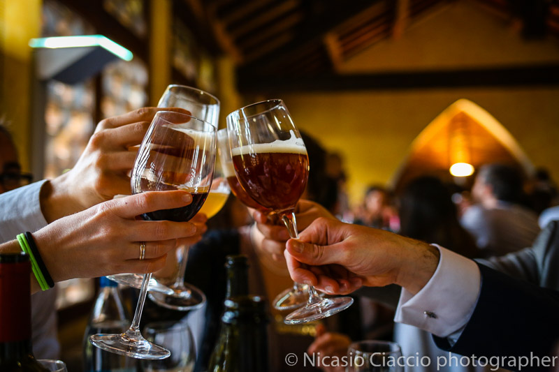 foto dettaglio brindisi sposi con birre del birrificio La Morisina matrimonio-Milano-019