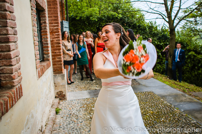 foto sposa che lancia il bouquet matrimonio-Milano