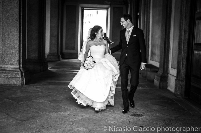 matrimonio-Milano-Sposi percorrono i portici del Palazzo Reale di Milano