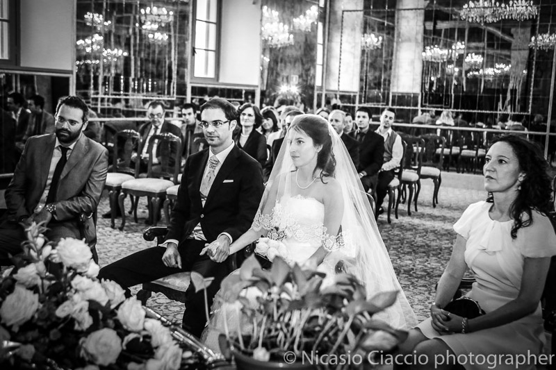 foto matrimonio milano sala degli specchi Sposi durante la cerimonia