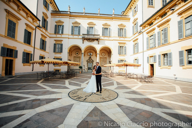foto matrimonio-Villa San Carlo Borromeo Senago sposi nella corte interna