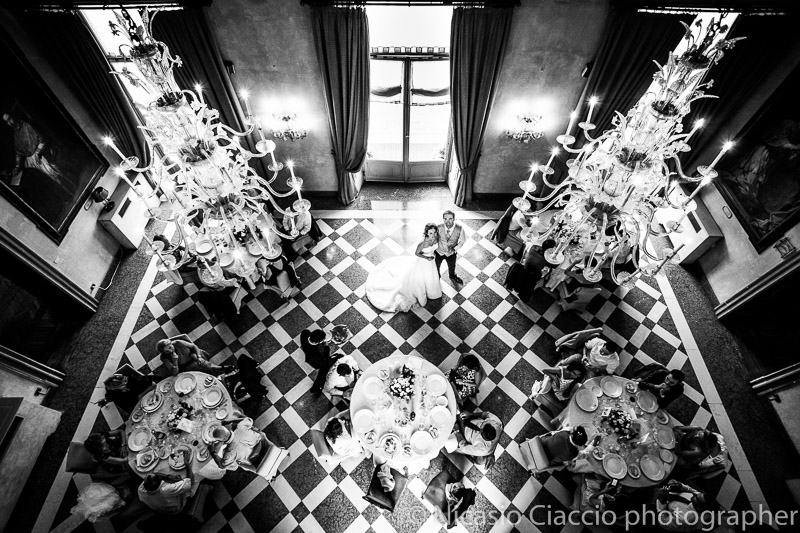 foto matrimonio-Milano sala di Villa San Carlo Borromeo Senago al centro gli sposi