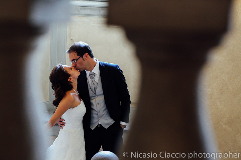 foto matrimonio-Milano-bacio sposi a villa Borromeo