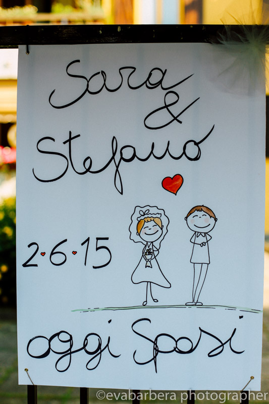 Dettaglio Matrimonio cartellone sposi con data e disegni