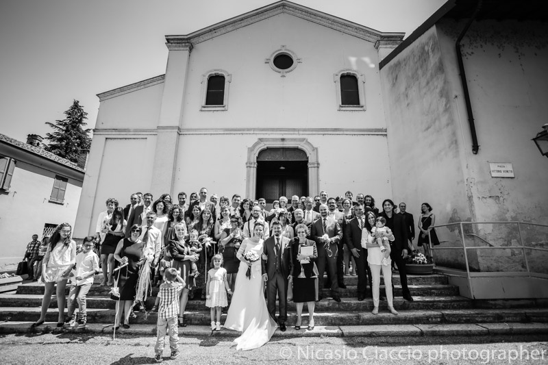 Sposi e invitati al completo presso chiesa di Ozzero -Matrimonio Molino Santa Marta-2