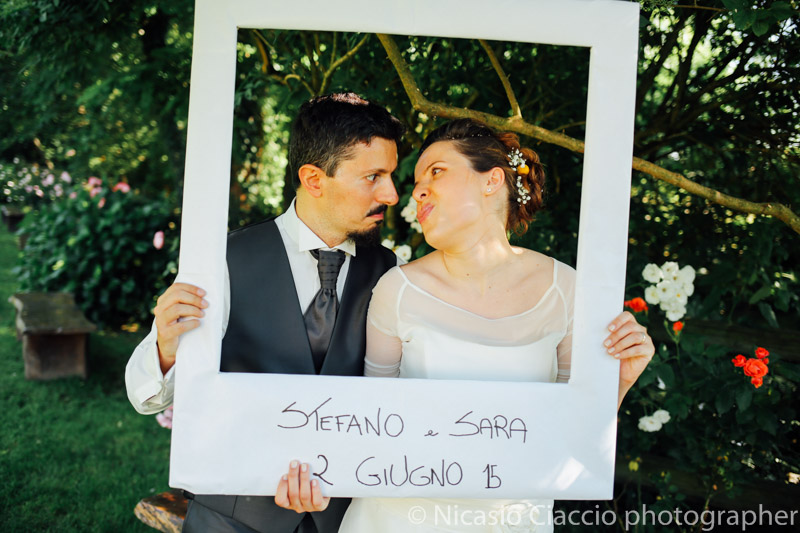 Foto divertente sposi durante il photobooth -Matrimonio Molino Santa Marta-2