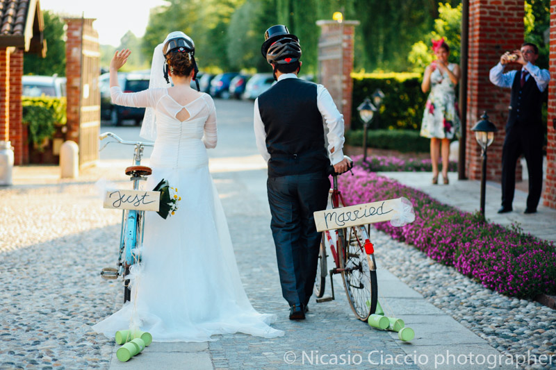 Sposi vanno via in bicicletta - Matrimonio Molino Santa Marta