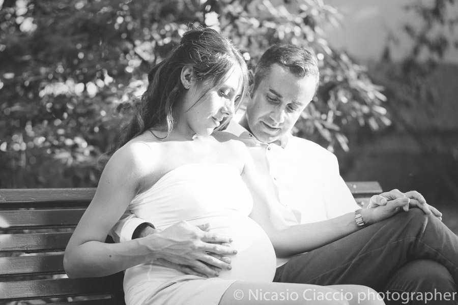 foto bianco e nero genitori gravidanza