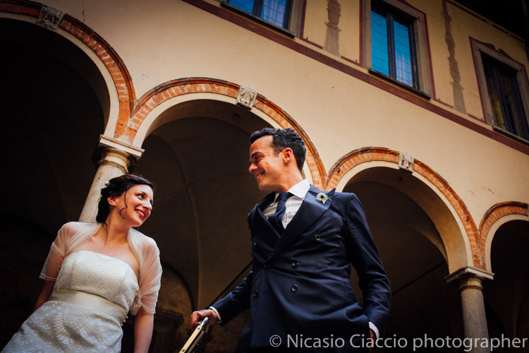 sposi sotto il portico quattrocentesco di Casa Atellani, Matrimonio a Milano