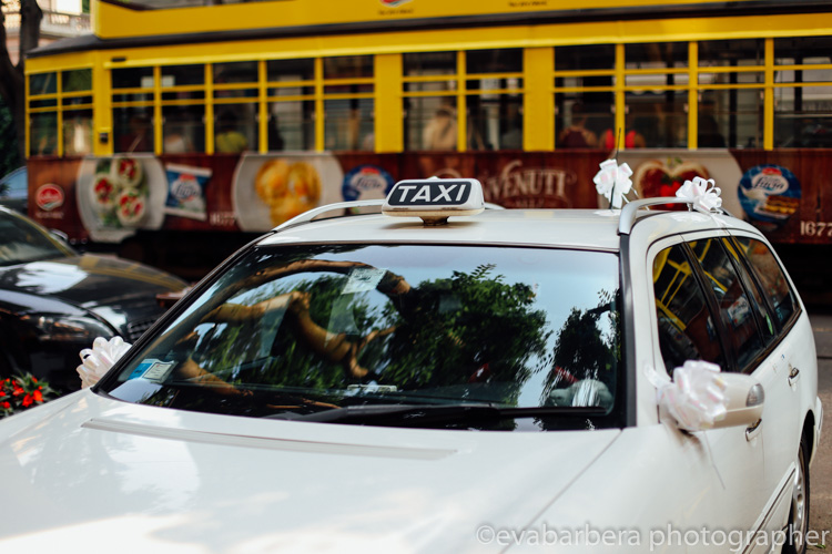 foto matrimonio milano - al matrimonio con taxi e tram