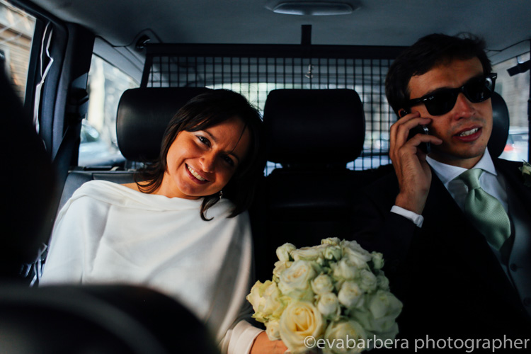 La sposa in taxi - foto matrimonio milano officine del volo