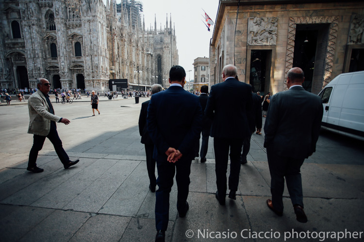 Lo sposo e gli amici a piedi verso il palazzo reale di milano - foto matrimonio milano officine del volo-2