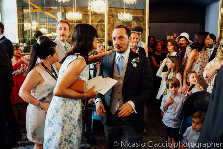 Lo sposo emozionato prima della cerimonia- Palazzo reale sala degli specchi -foto matrimonio milano officine del volo-2