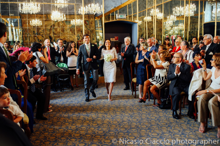 La sposa attraversa la sala degli specchi a palazzo reale - foto matrimonio milano officine del volo-2