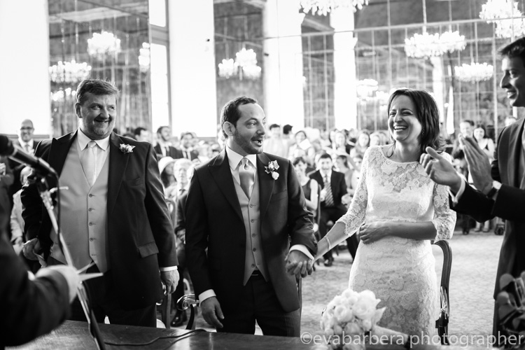 Sposi ridono durante la cerimonia Palazzo reale sala degli specchi - foto matrimonio milano officine del volo