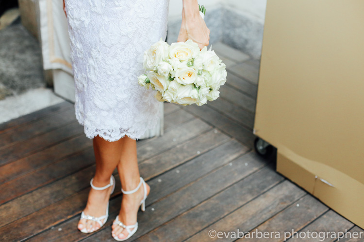 Particolare vestito sposa, bouquet sposa, scarpe sposa - foto matrimonio milano officine del volo