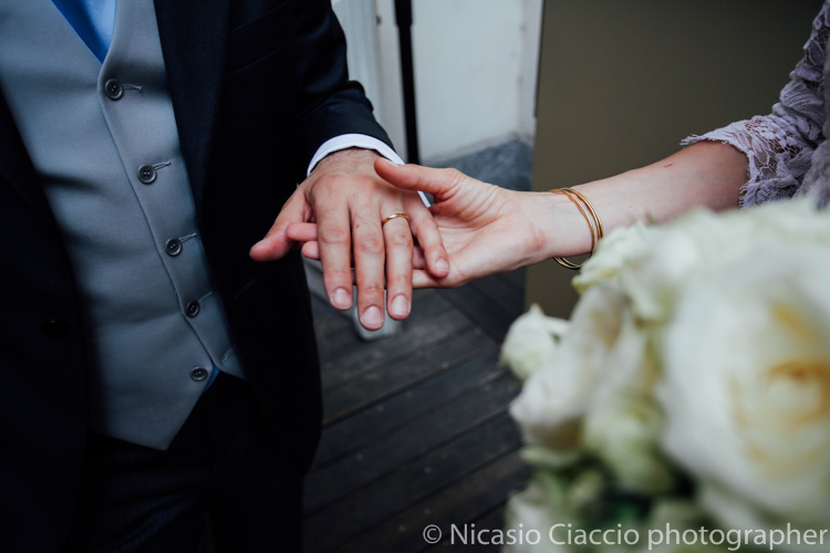 la mano dello sposo che fa vedere la fede - foto matrimonio milano officine del volo-2