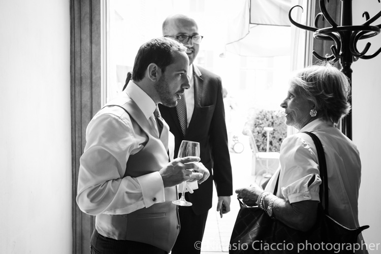sposo al Giacomo Caffe palazzo reale - foto matrimonio milano officine del volo-2