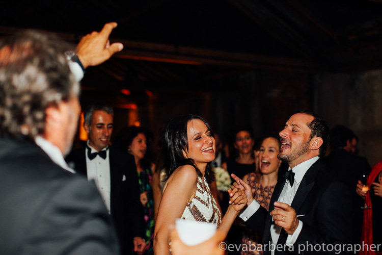 Sposi danzano e cantano -foto matrimonio milano officine del volo