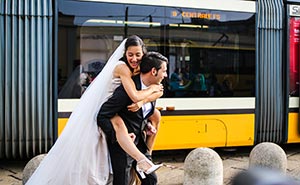 Servizio Fotografico di matrimonio Milano - sposi vicino a porta genova foto di nicasio ciaccio