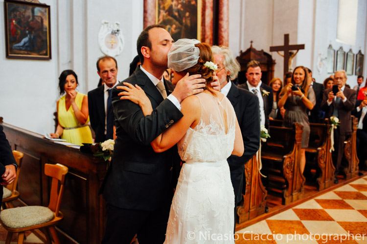 Lo sposo all'arrivo bacia la sposa in fronte