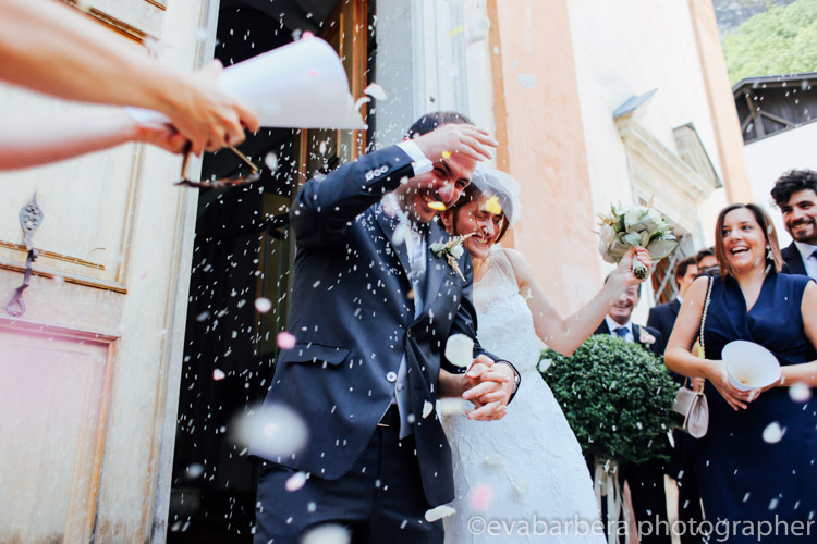 Uscita degli sposi lancio del riso e coriandoli colorati - matrimonio in trentino - Foto matrimonio Bolzano