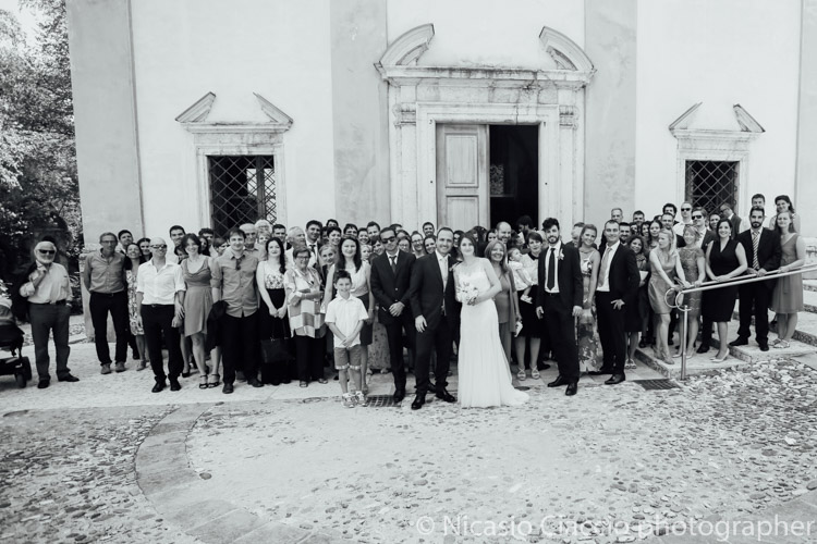 Foto di gruppo con gli invitati al matrimonio difronte la chiesa di san Geltrude Magrè - Trentino alto adige