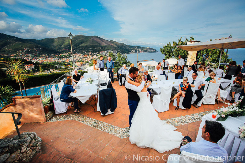 matrimonio sul mare - foto con sposi e sullo sfondo il golfo di Spotorno