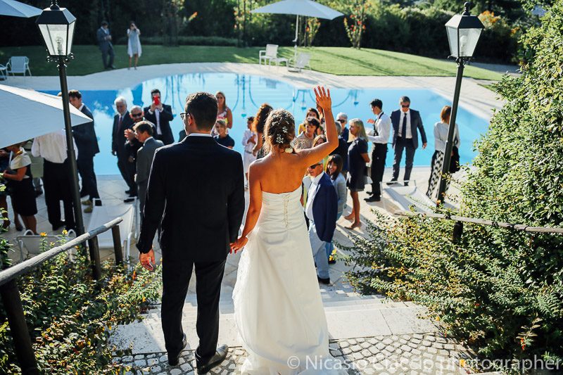 Sposi intrattengono invitati presso piscina della tenuta pegazzera casteggio pavia 