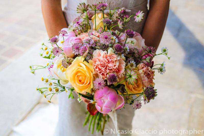Foto Bouquet Sposa con rose peonie margherite e fiori di campo